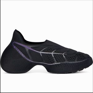 Brand: Givenchy
Size: 8US / 38EU
Color: BLACK/ PURPLE
Condition: Excellent